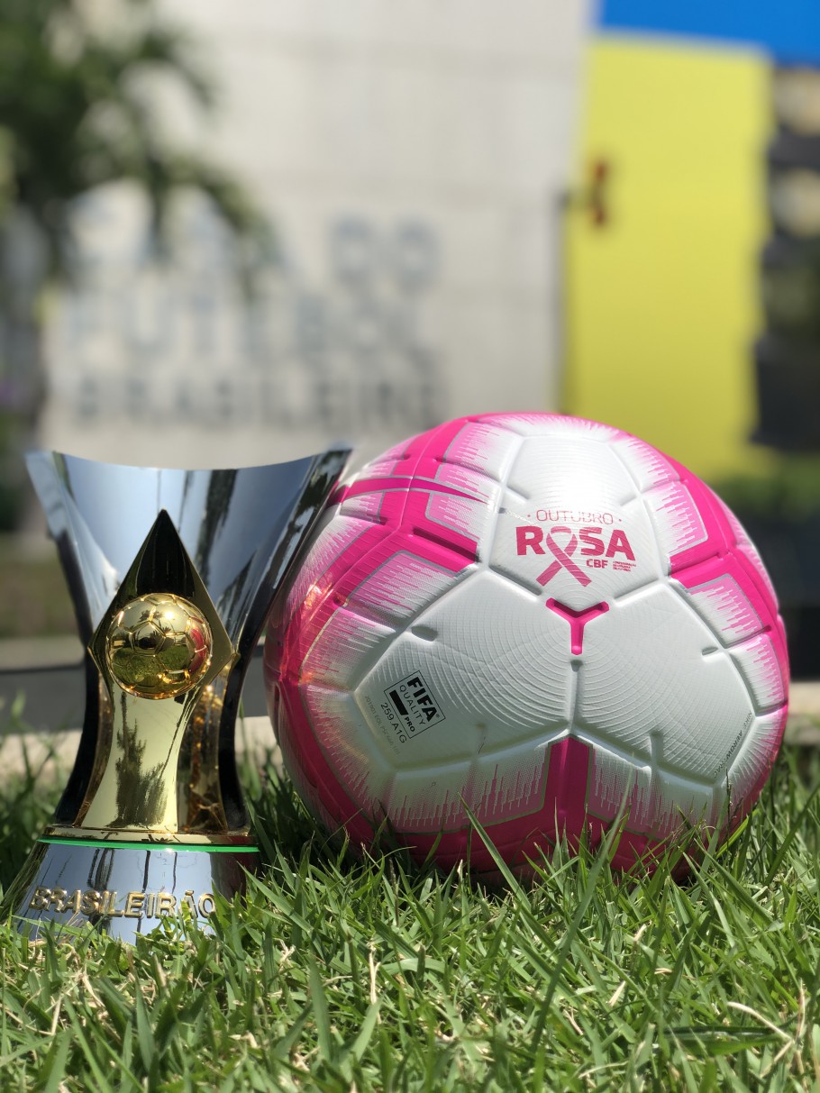 FOTO: Federação Mexicana de Futebol lança bola rosa